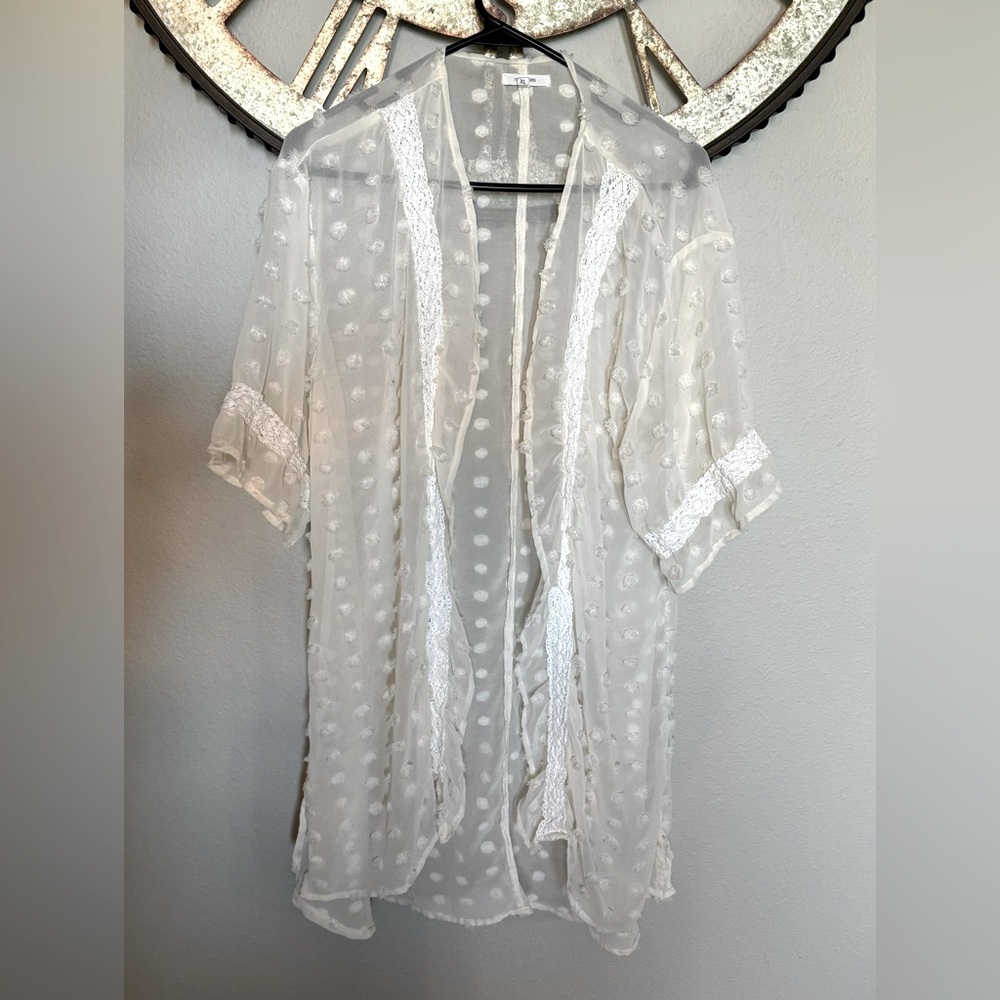 Off white / beige kimono Maurice’s brand. Size XL.